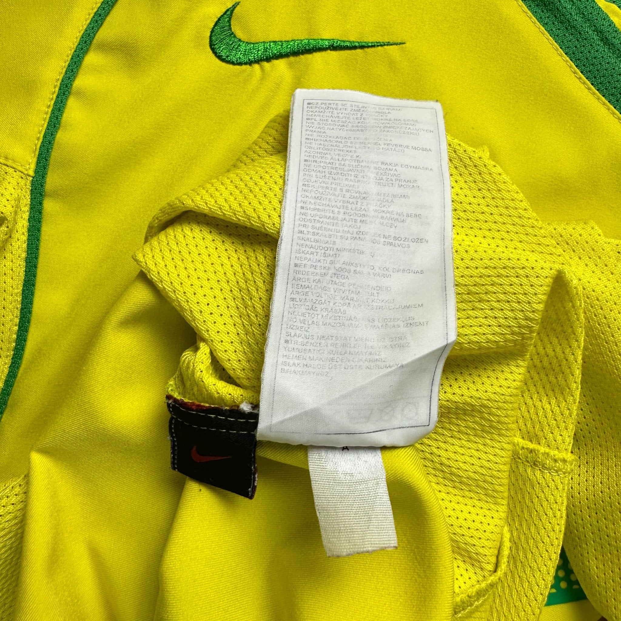 Brazil 2004 Home Shirt (M) Ronaldinho 10 - Kitplug