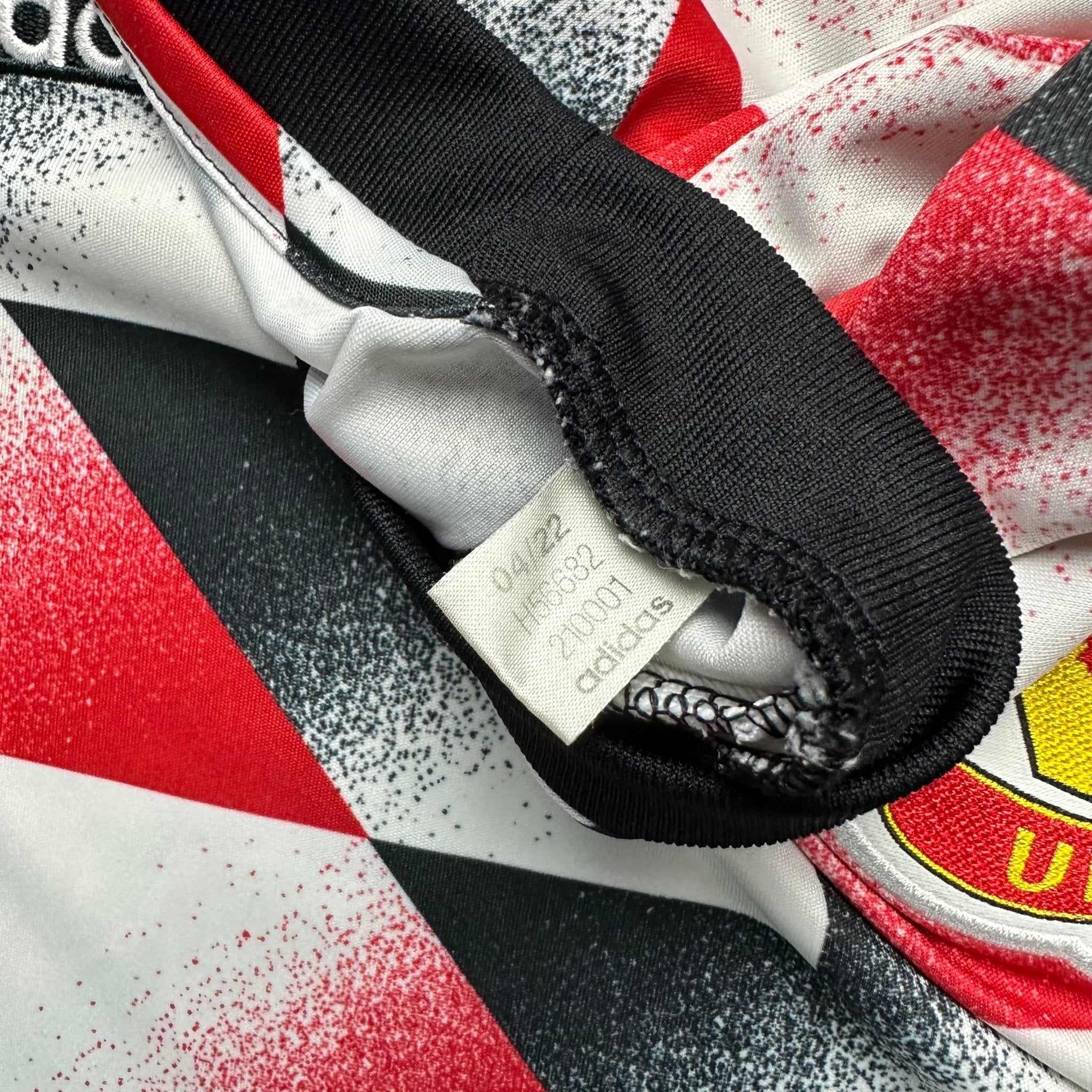 Manchester United 2022 - 23 Training Shirt (L) - Kitplug